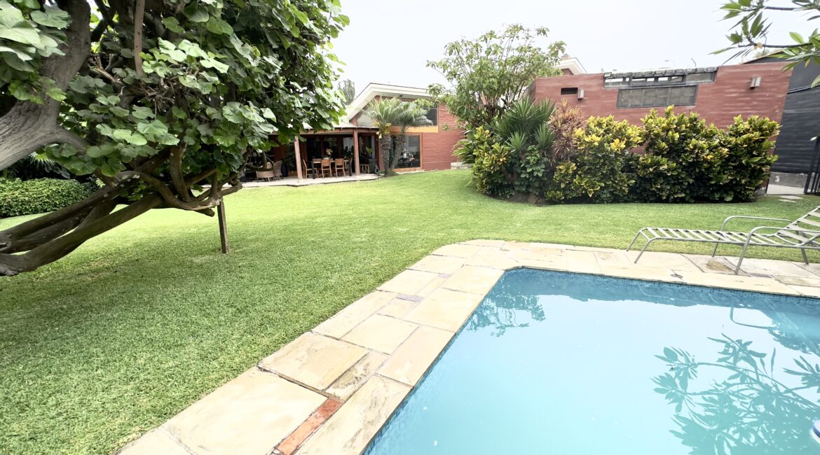 Venta de hermosa casa con 4 dorms, piscina, terraza y jardín en calle cerrada en La Molina Vieja
