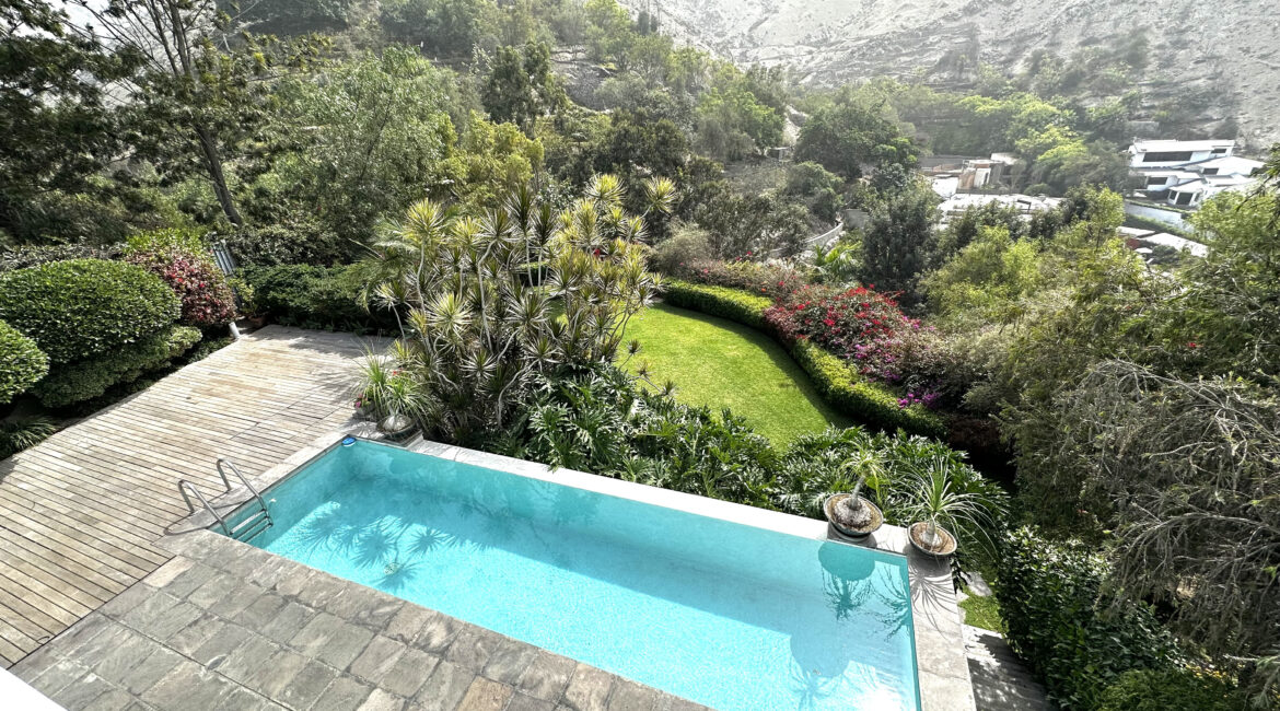 Venta de preciosa residencia con enorme jardín, terraza y piscina en La Planicie, Primera Etapa