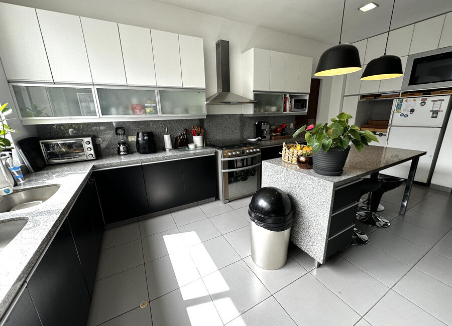 Venta de preciosa residencia con enorme jardín, terraza y piscina en La Planicie, Primera Etapa