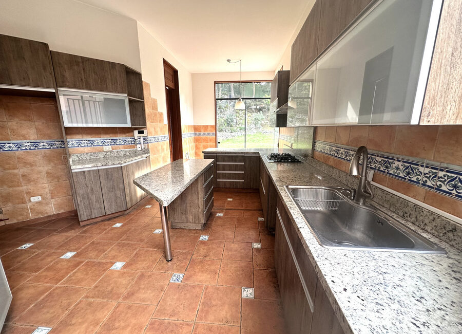 Venta de preciosa residencia en la 1a etapa de La Planicie, La Molina (cerca del Col. Villa María)