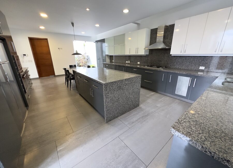 Venta de preciosa casa con jardín, terraza y bbq en Rinconada Alta, La Molina