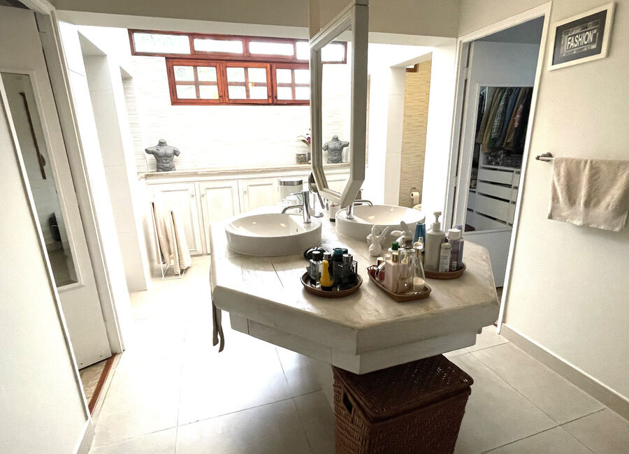 Venta de hermosa casa con 4 dorms, piscina, terraza y jardín en calle cerrada en La Molina Vieja