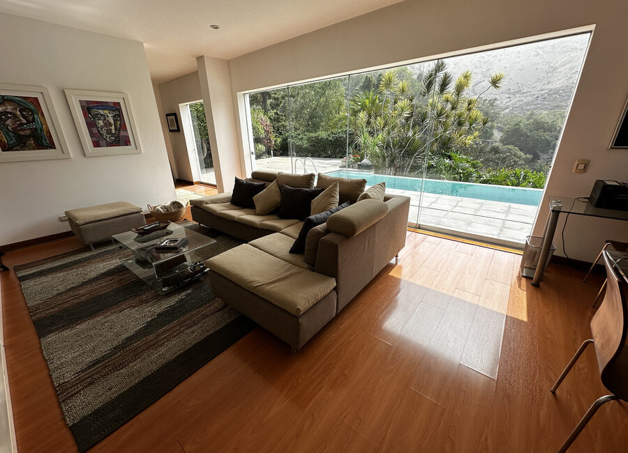 Venta de preciosa residencia con enorme jardín, terraza y piscina en La Planicie, Primera Etapa