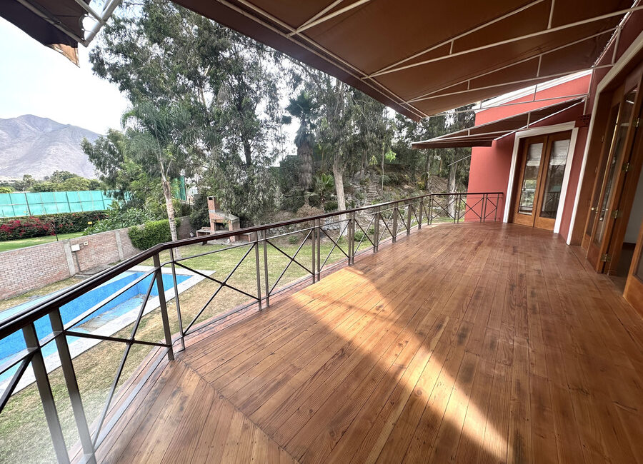 Venta de preciosa residencia en la 1a etapa de La Planicie, La Molina (cerca del Col. Villa María)
