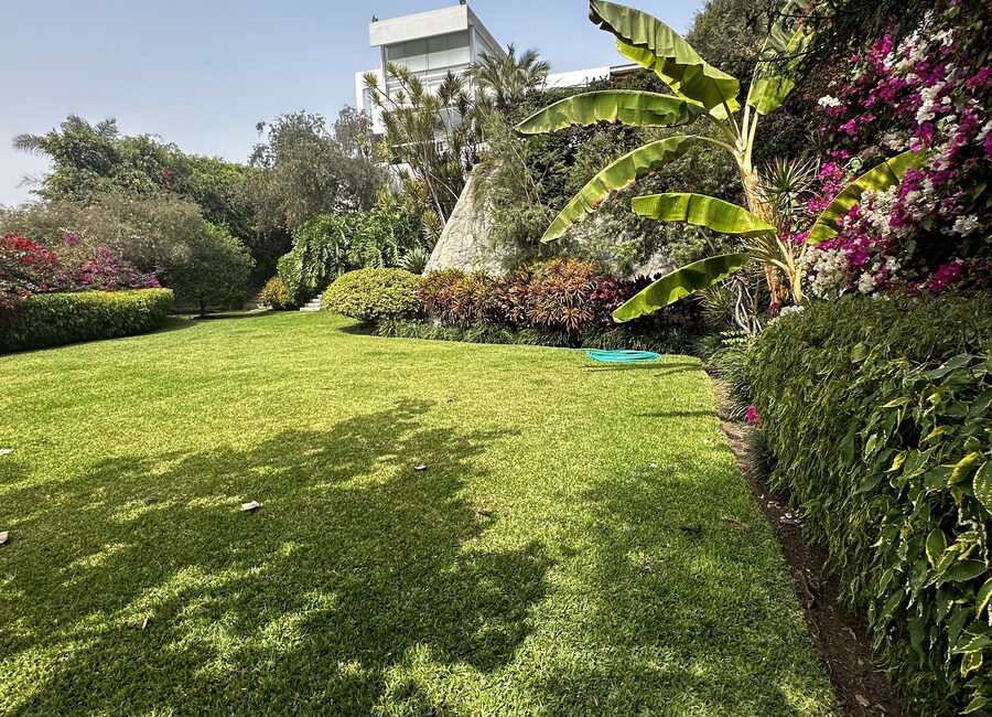 Venta de preciosa residencia con enorme jardín, terraza y piscina en La Planicie, Primera Etapa