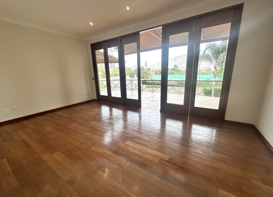 Venta de preciosa residencia en la 1a etapa de La Planicie, La Molina (cerca del Col. Villa María)