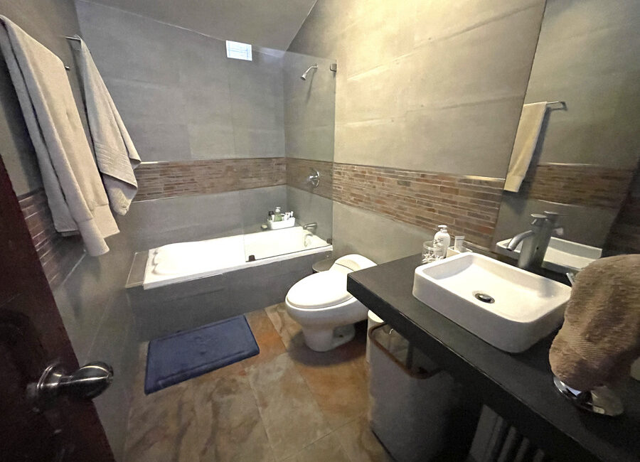 Venta de hermosa casa con 4 dorms, piscina, terraza y jardín en calle cerrada en La Molina Vieja