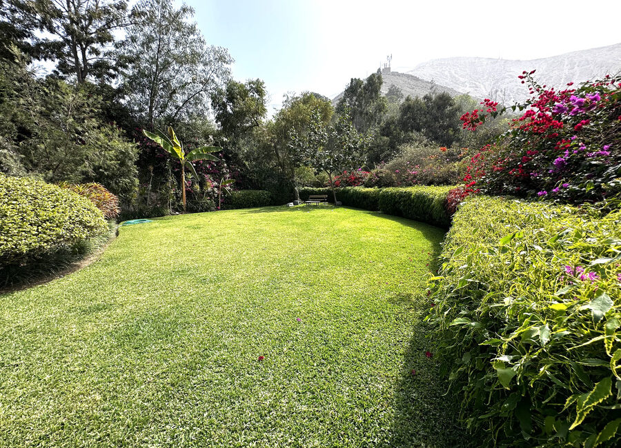 Venta de preciosa residencia con enorme jardín, terraza y piscina en La Planicie, Primera Etapa