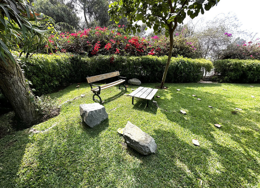 Venta de preciosa residencia con enorme jardín, terraza y piscina en La Planicie, Primera Etapa