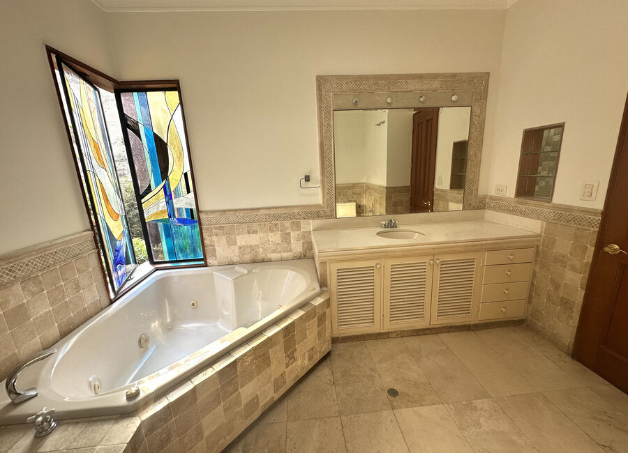 Venta de preciosa residencia en la 1a etapa de La Planicie, La Molina (cerca del Col. Villa María)