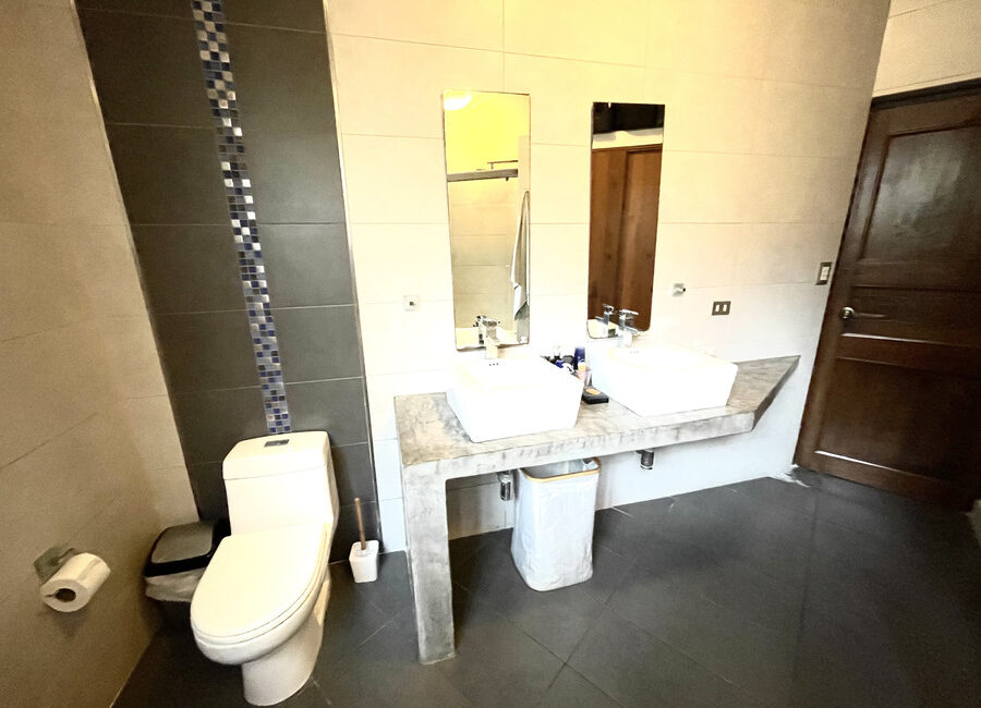 Venta de hermosa casa con 4 dorms, piscina, terraza y jardín en calle cerrada en La Molina Vieja