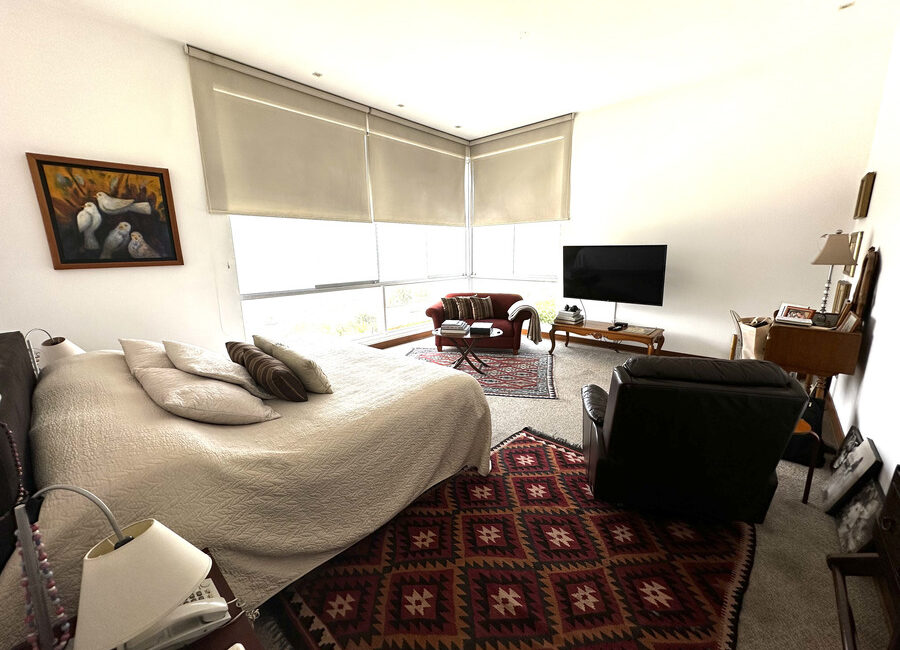 Venta de preciosa residencia con enorme jardín, terraza y piscina en La Planicie, Primera Etapa