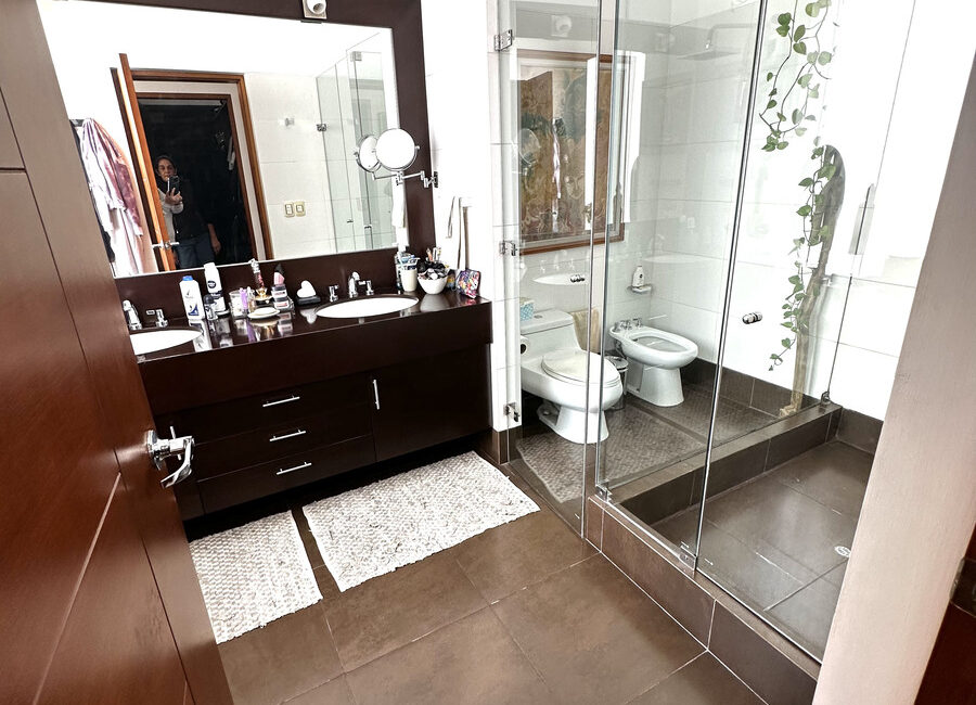 Venta de preciosa residencia con enorme jardín, terraza y piscina en La Planicie, Primera Etapa
