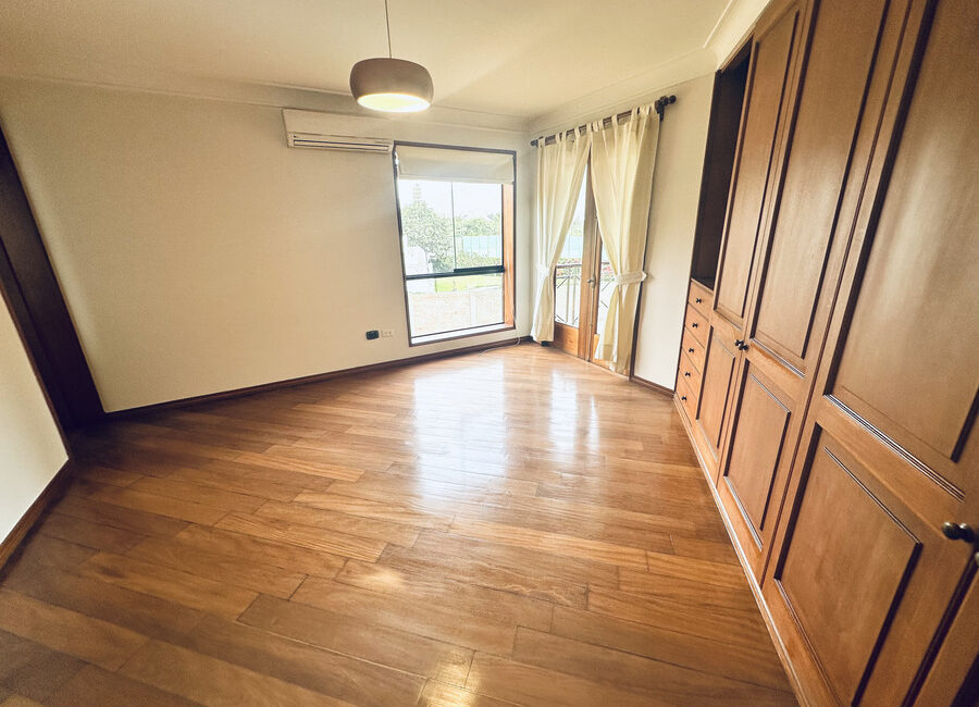 Venta de preciosa residencia en la 1a etapa de La Planicie, La Molina (cerca del Col. Villa María)