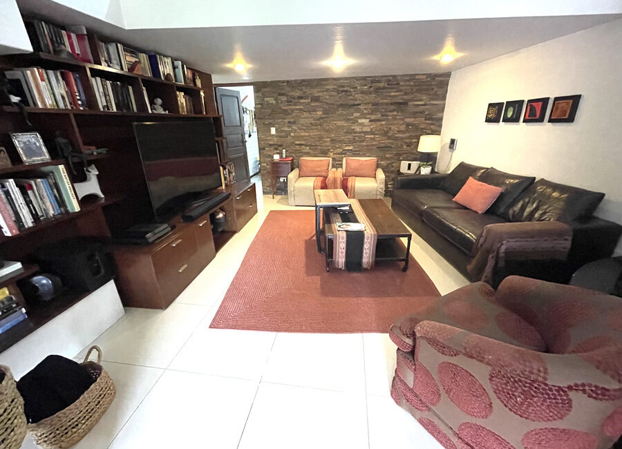 Venta de hermosa casa con 4 dorms, piscina, terraza y jardín en calle cerrada en La Molina Vieja
