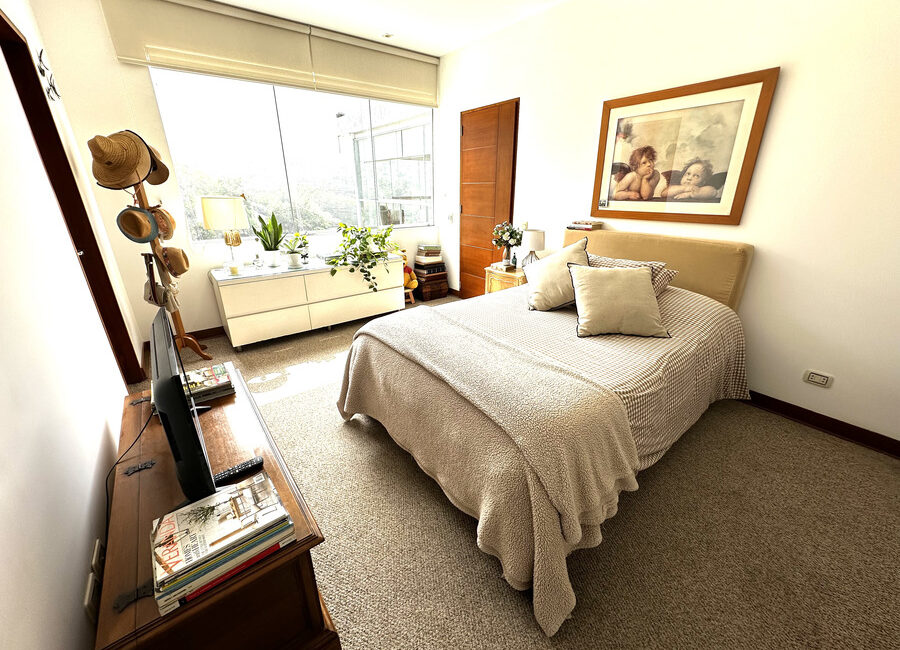 Venta de preciosa residencia con enorme jardín, terraza y piscina en La Planicie, Primera Etapa