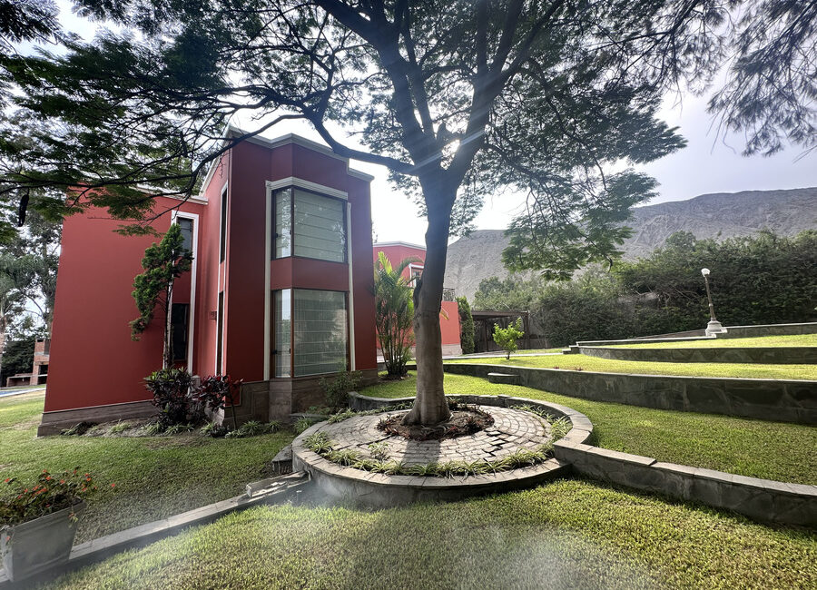 Venta de preciosa residencia en la 1a etapa de La Planicie, La Molina (cerca del Col. Villa María)