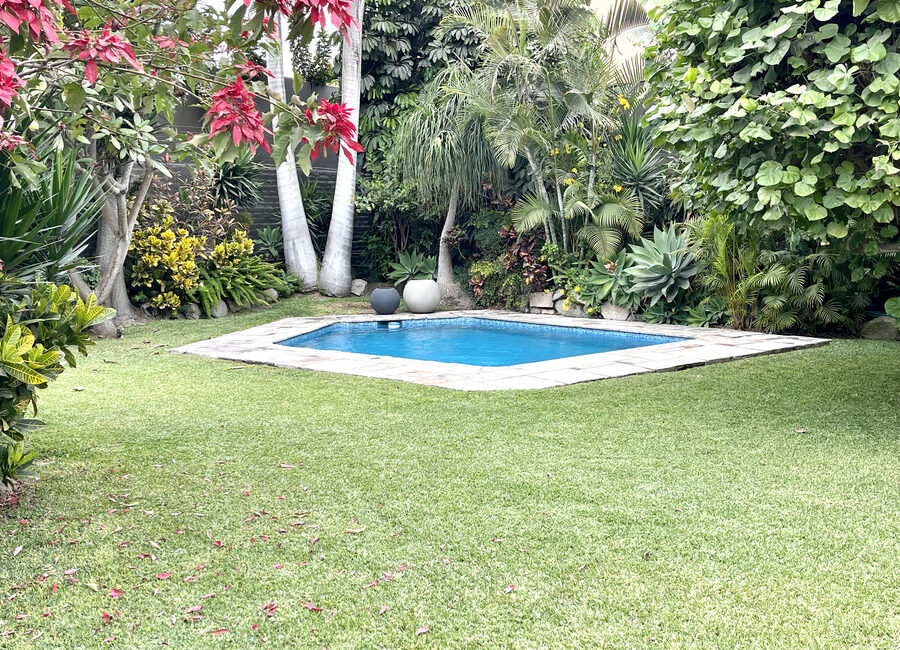 Venta de hermosa casa con 4 dorms, piscina, terraza y jardín en calle cerrada en La Molina Vieja