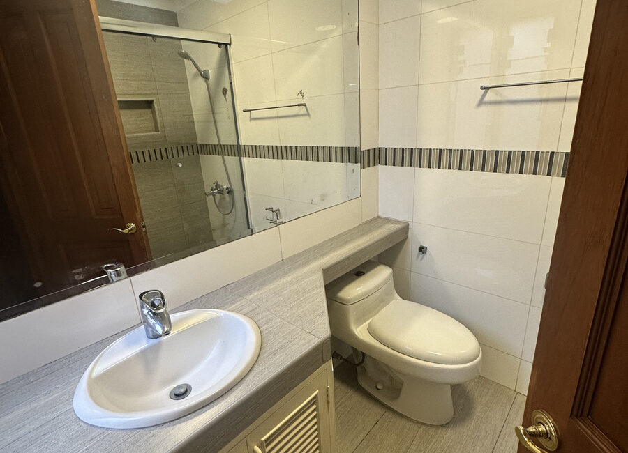 Venta de preciosa residencia en la 1a etapa de La Planicie, La Molina (cerca del Col. Villa María)