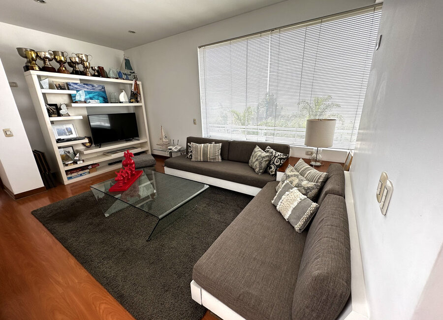 Venta de preciosa residencia con enorme jardín, terraza y piscina en La Planicie, Primera Etapa