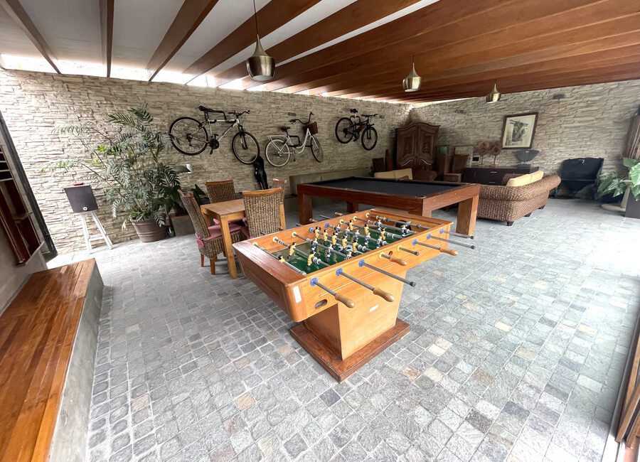 Venta de hermosa casa con 4 dorms, piscina, terraza y jardín en calle cerrada en La Molina Vieja
