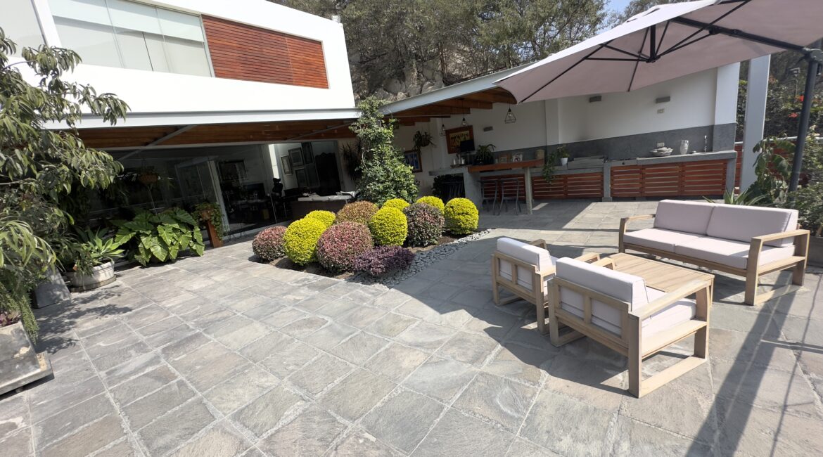 Venta de preciosa residencia con enorme jardín, terraza y piscina en La Planicie, Primera Etapa