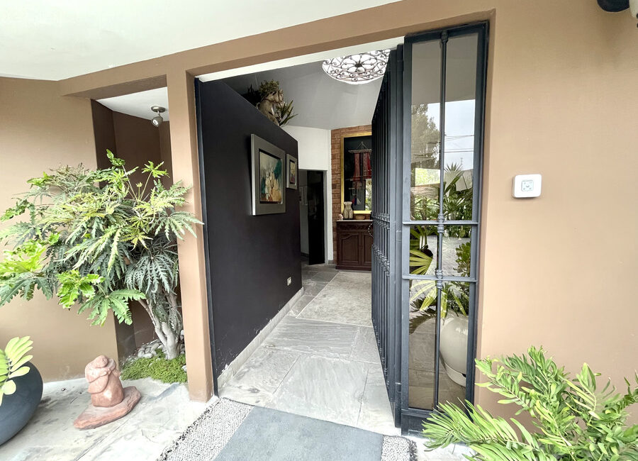 Venta de hermosa casa con 4 dorms, piscina, terraza y jardín en calle cerrada en La Molina Vieja