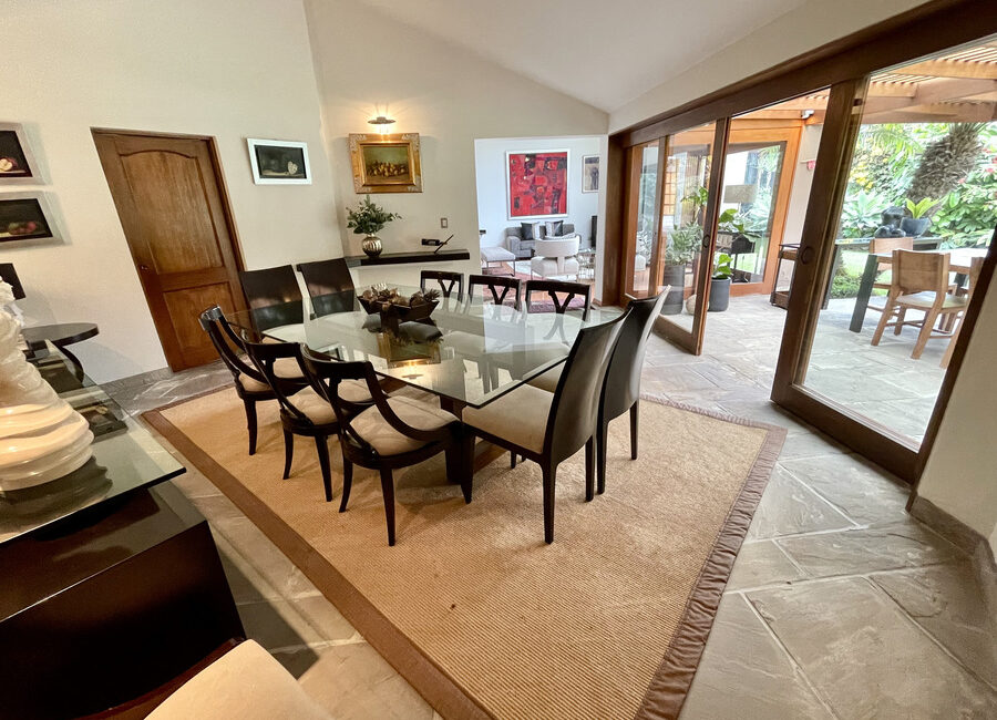 Venta de hermosa casa con 4 dorms, piscina, terraza y jardín en calle cerrada en La Molina Vieja