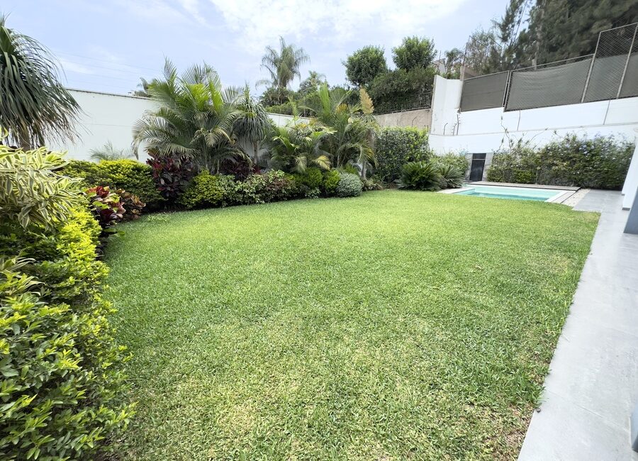 Venta de preciosa casa con jardín, terraza y bbq en Rinconada Alta, La Molina