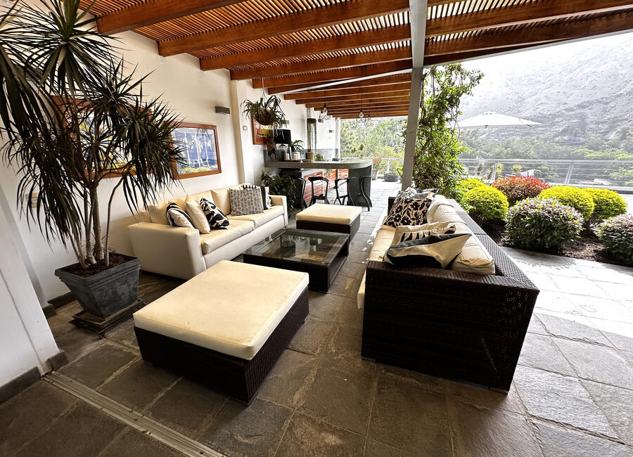 Venta de preciosa residencia con enorme jardín, terraza y piscina en La Planicie, Primera Etapa