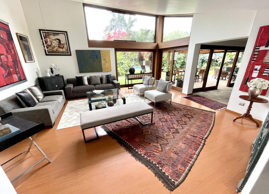 Venta de hermosa casa con 4 dorms, piscina, terraza y jardín en calle cerrada en La Molina Vieja