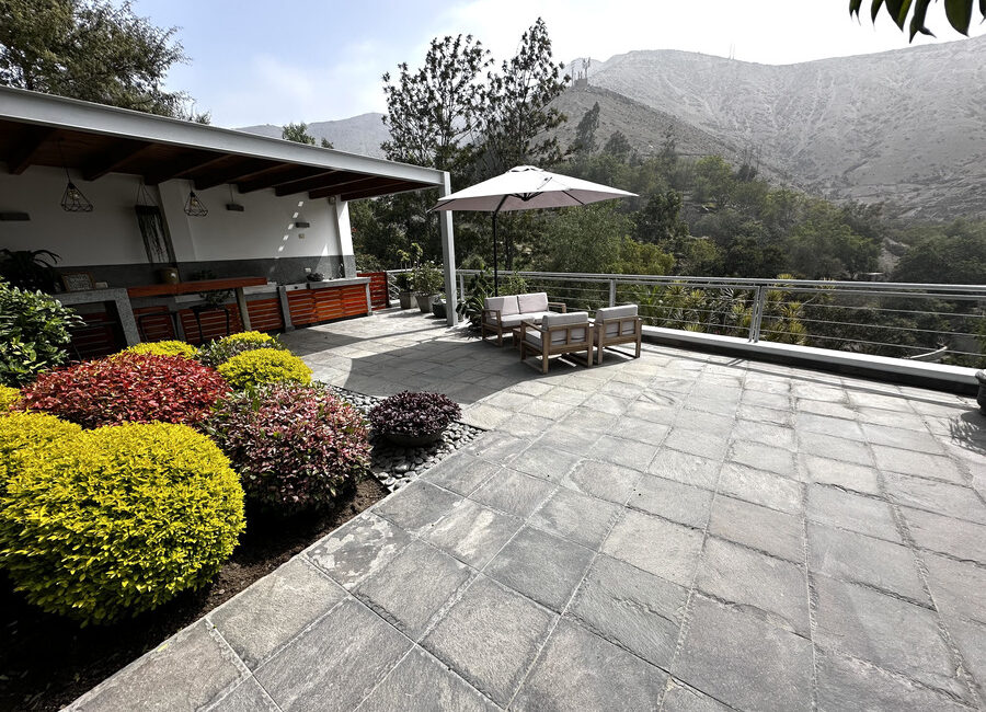 Venta de preciosa residencia con enorme jardín, terraza y piscina en La Planicie, Primera Etapa