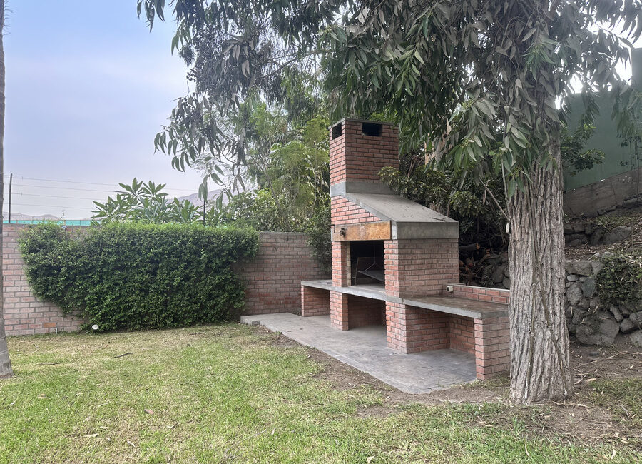 Venta de preciosa residencia en la 1a etapa de La Planicie, La Molina (cerca del Col. Villa María)
