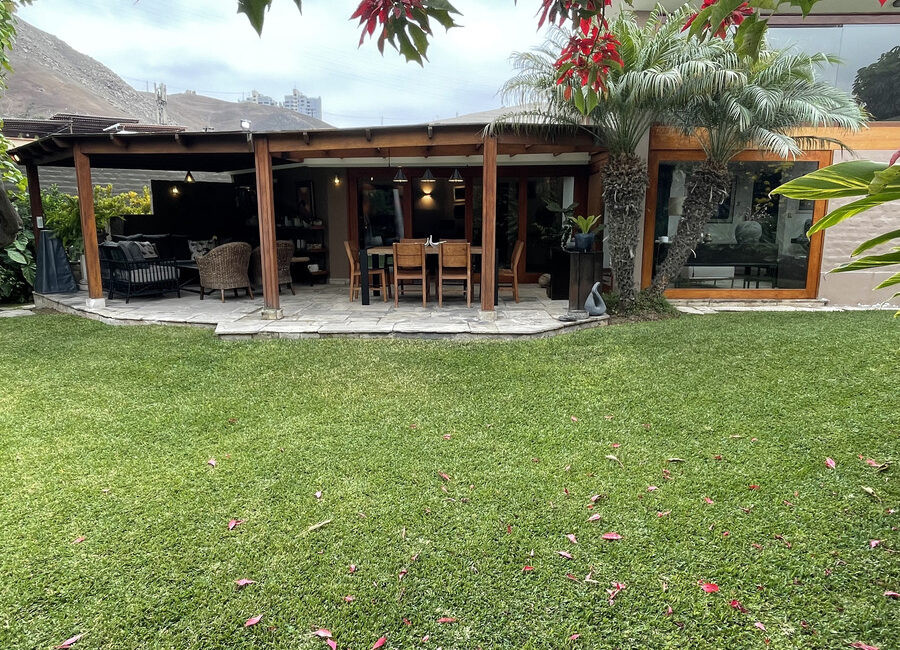 Venta de hermosa casa con 4 dorms, piscina, terraza y jardín en calle cerrada en La Molina Vieja