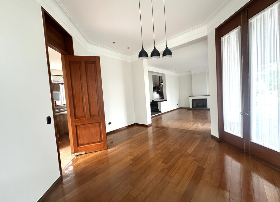 Venta de preciosa residencia en la 1a etapa de La Planicie, La Molina (cerca del Col. Villa María)