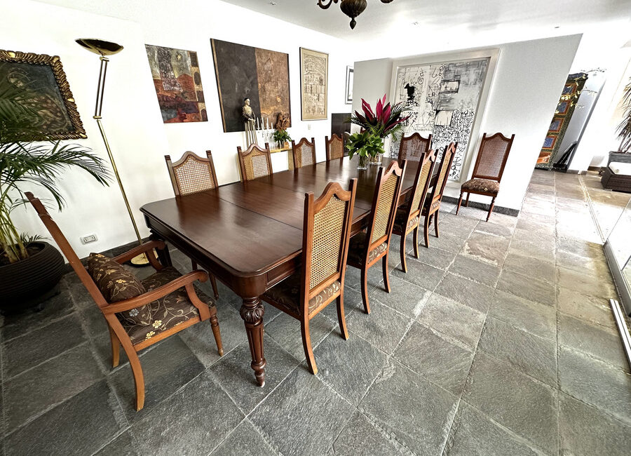 Venta de preciosa residencia con enorme jardín, terraza y piscina en La Planicie, Primera Etapa