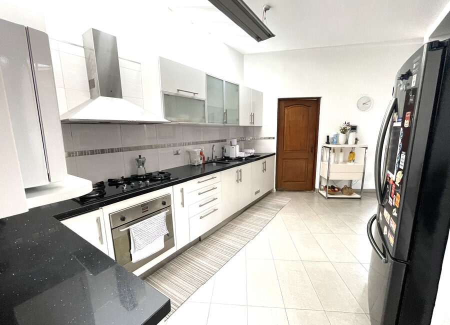 Venta de hermosa casa con 4 dorms, piscina, terraza y jardín en calle cerrada en La Molina Vieja