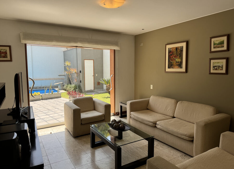 Venta moderna casa en Urb. Sol de la Molina 1ra etapa. Zona cerrada con parque y seguridad