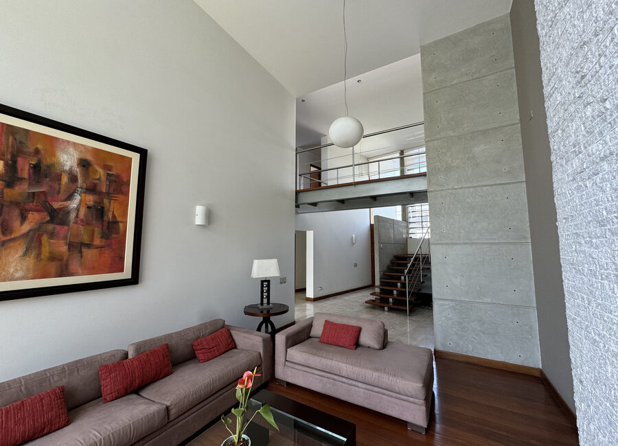 Venta moderna casa en Urb. Sol de la Molina 1ra etapa. Zona cerrada con parque y seguridad