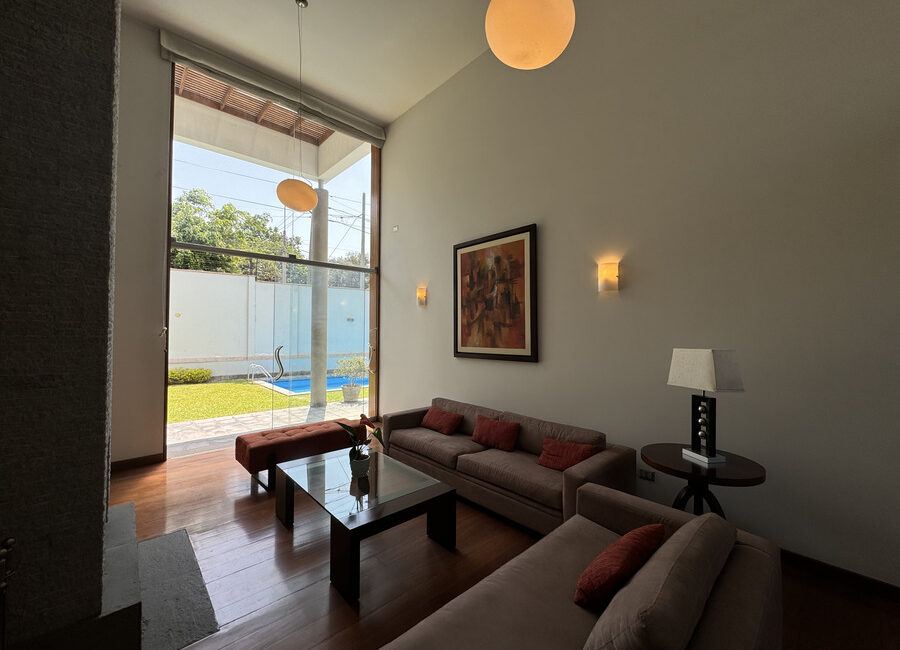 Venta moderna casa en Urb. Sol de la Molina 1ra etapa. Zona cerrada con parque y seguridad