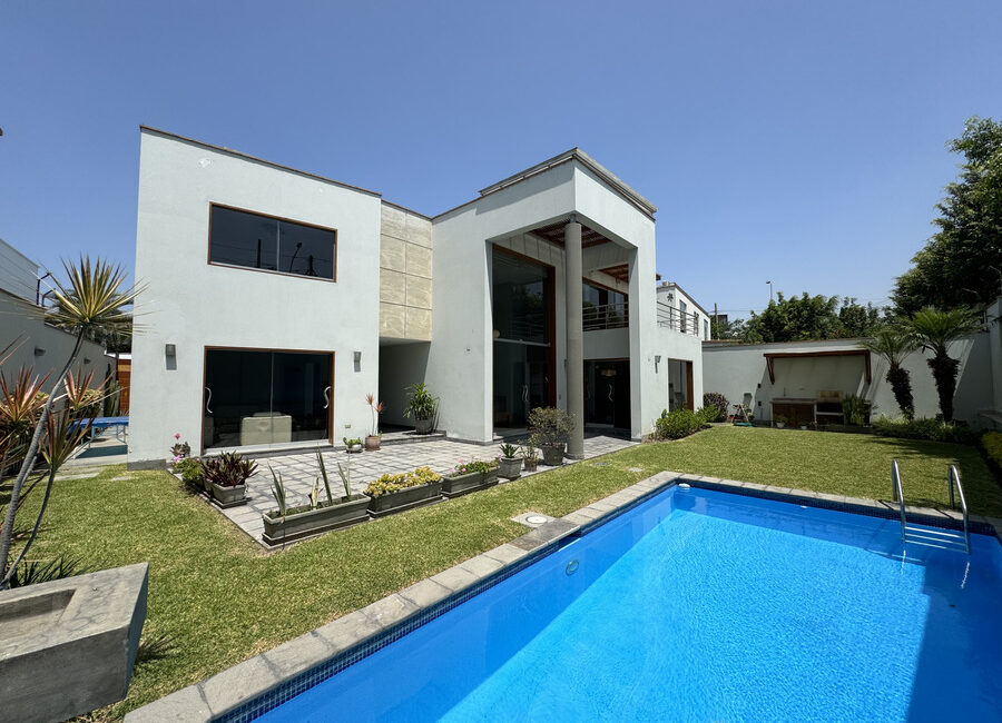 Venta moderna casa en Urb. Sol de la Molina 1ra etapa. Zona cerrada con parque y seguridad