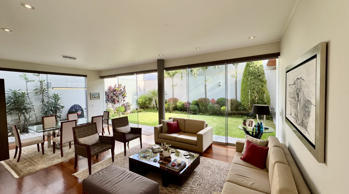 Venta moderna casa en condominio Urb. Sol de la Molina