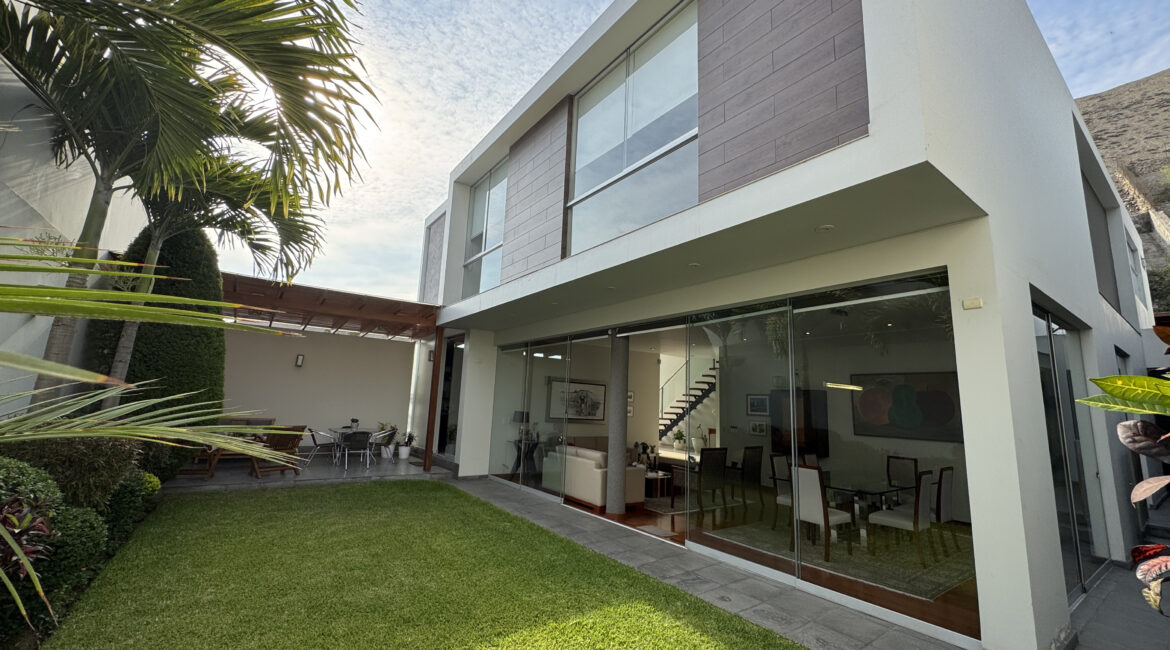 Venta moderna casa en condominio Urb. Sol de la Molina