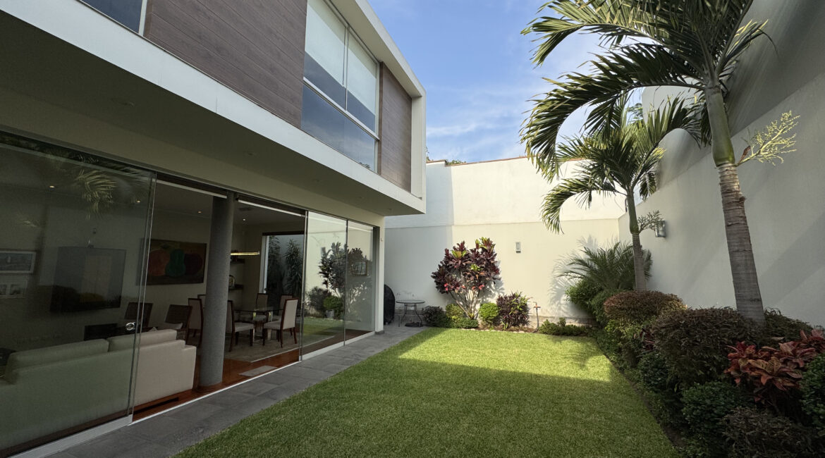 Venta moderna casa en condominio Urb. Sol de la Molina