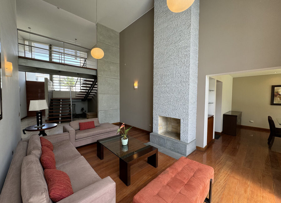 Venta moderna casa en Urb. Sol de la Molina 1ra etapa. Zona cerrada con parque y seguridad