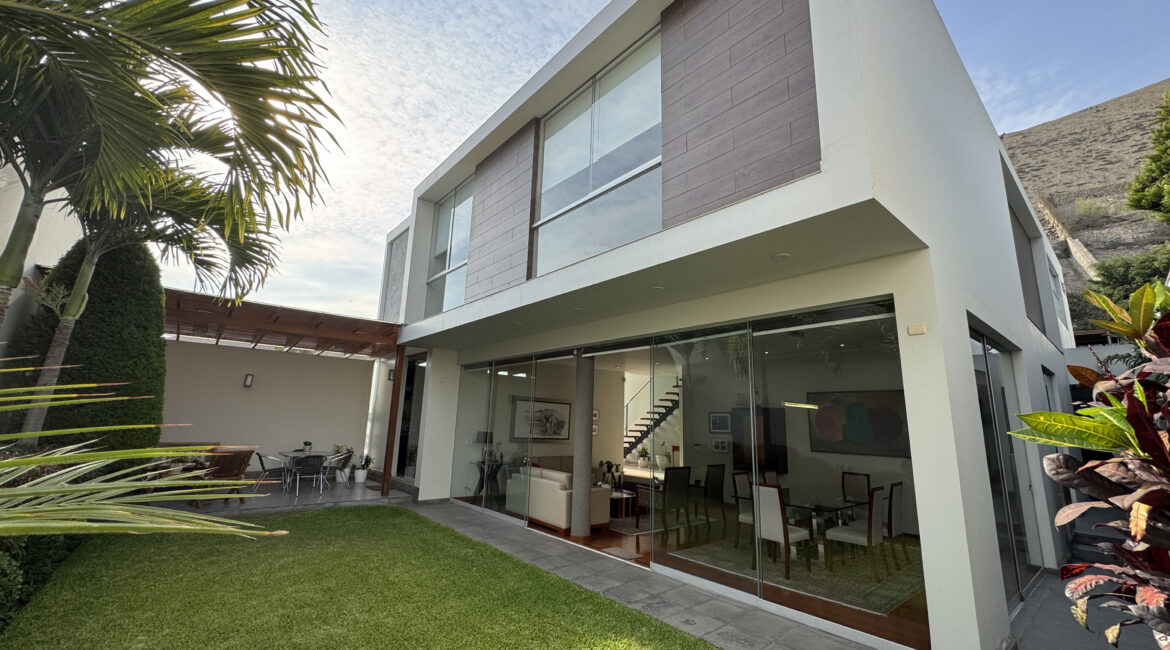 Venta moderna casa en condominio Urb. Sol de la Molina