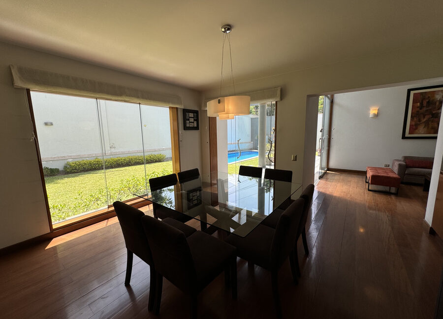 Venta moderna casa en Urb. Sol de la Molina 1ra etapa. Zona cerrada con parque y seguridad