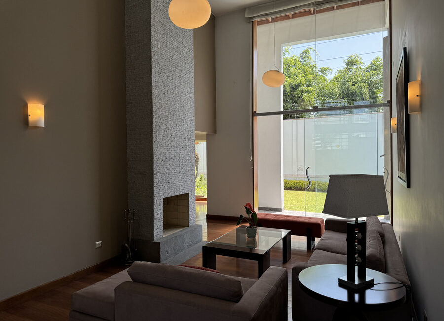 Venta moderna casa en Urb. Sol de la Molina 1ra etapa. Zona cerrada con parque y seguridad