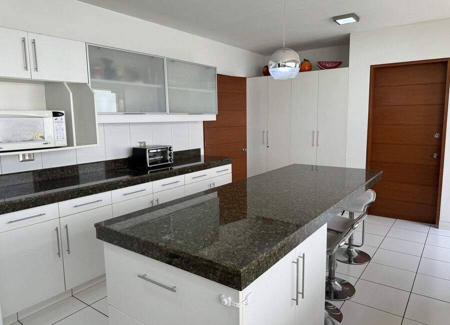Venta moderna casa en Urb. Sol de la Molina 1ra etapa. Zona cerrada con parque y seguridad