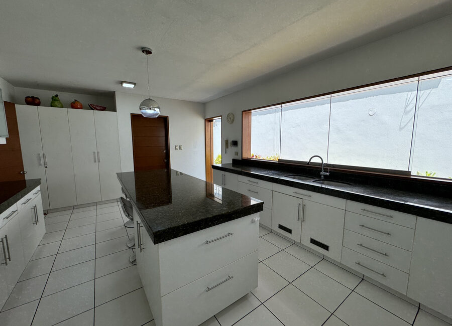 Venta moderna casa en Urb. Sol de la Molina 1ra etapa. Zona cerrada con parque y seguridad